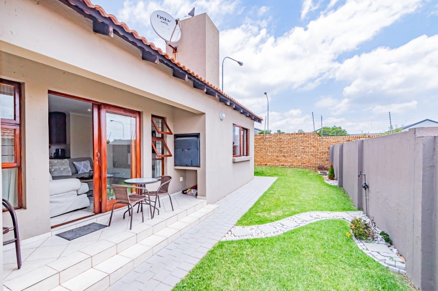 2 Bedroom Property for Sale in Thatchfield Close Gauteng