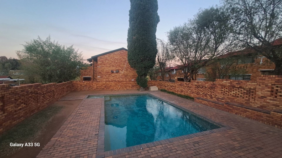 2 Bedroom Property for Sale in Buccleuch Gauteng