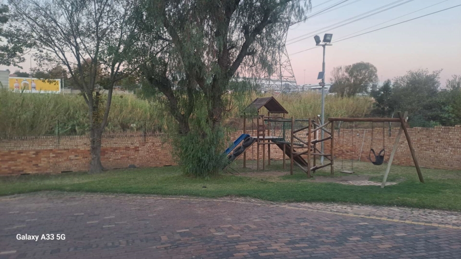 2 Bedroom Property for Sale in Buccleuch Gauteng