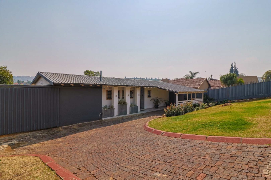 4 Bedroom Property for Sale in Mondeor Gauteng