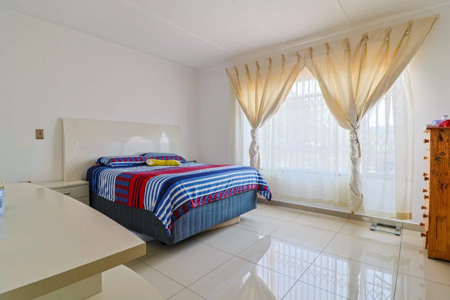 4 Bedroom Property for Sale in Mondeor Gauteng