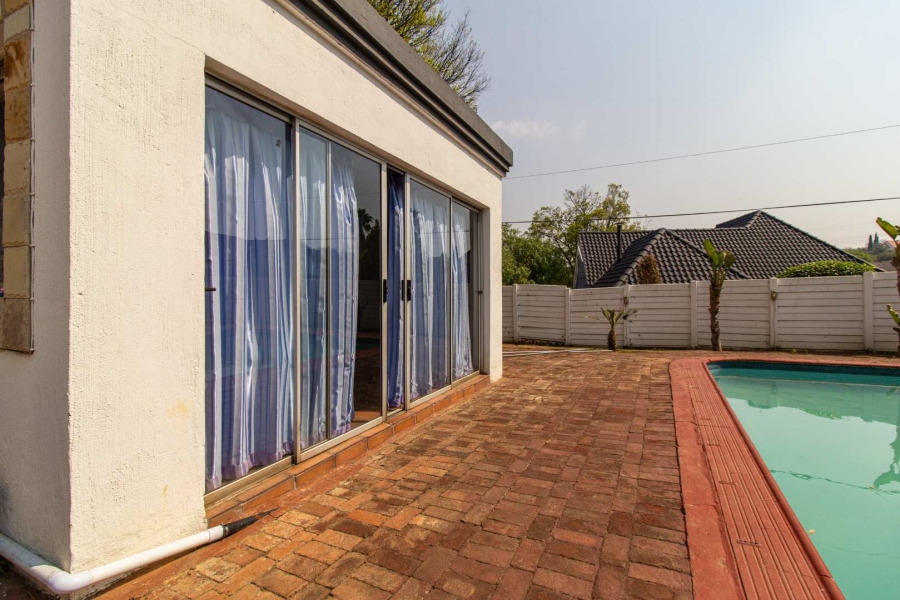 4 Bedroom Property for Sale in Mondeor Gauteng