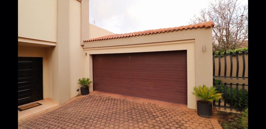 4 Bedroom Property for Sale in Featherbrooke Estate Gauteng