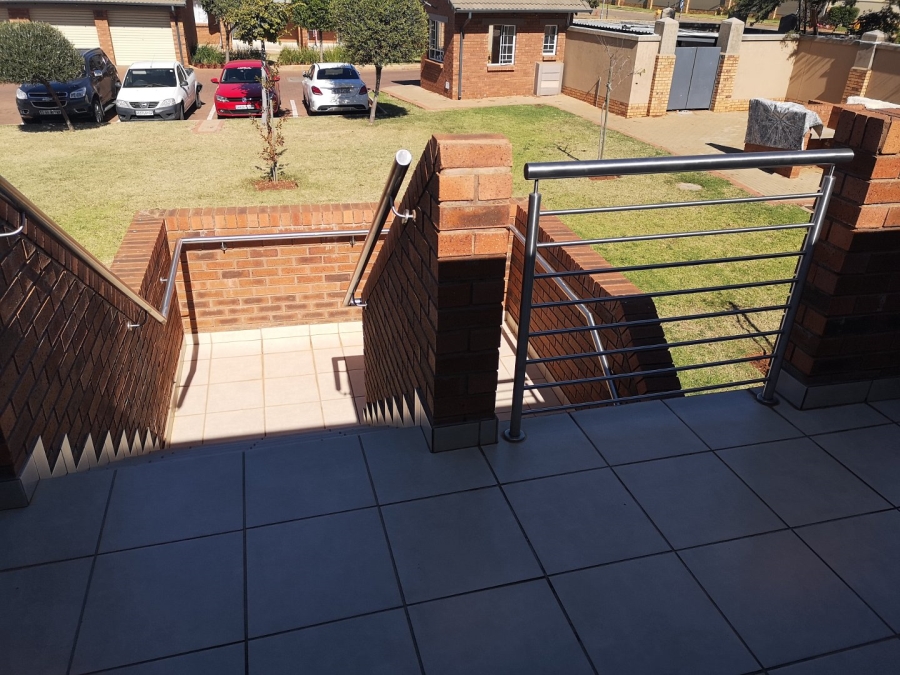 2 Bedroom Property for Sale in Monavoni Gauteng