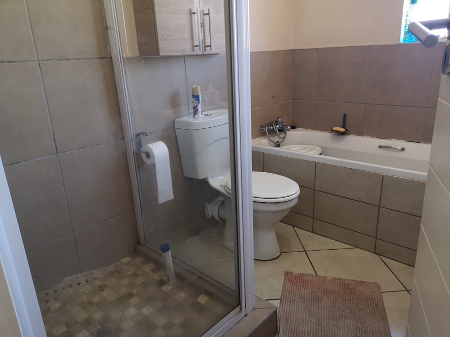 2 Bedroom Property for Sale in Monavoni Gauteng