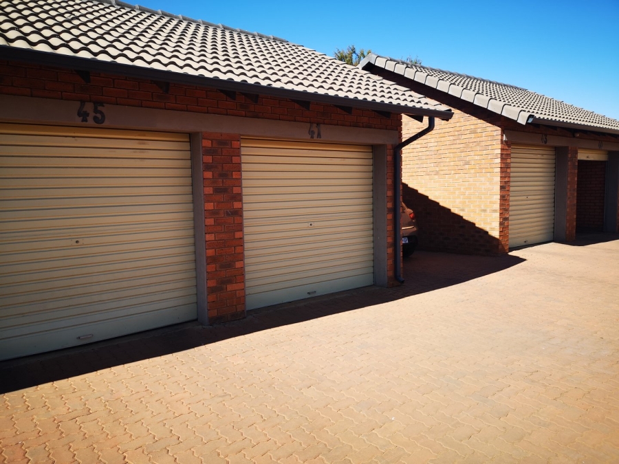 2 Bedroom Property for Sale in Monavoni Gauteng