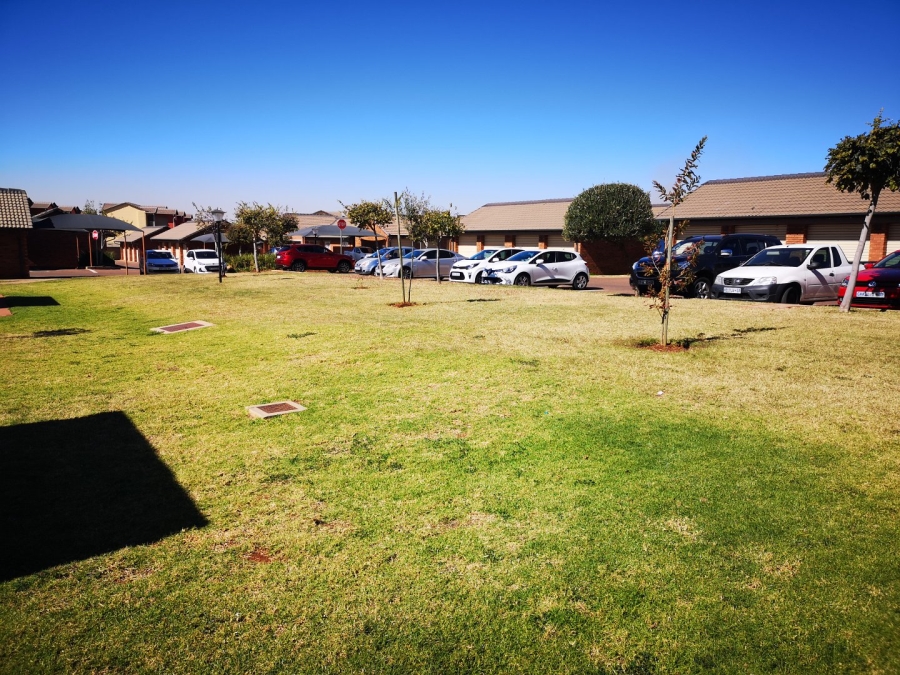 2 Bedroom Property for Sale in Monavoni Gauteng