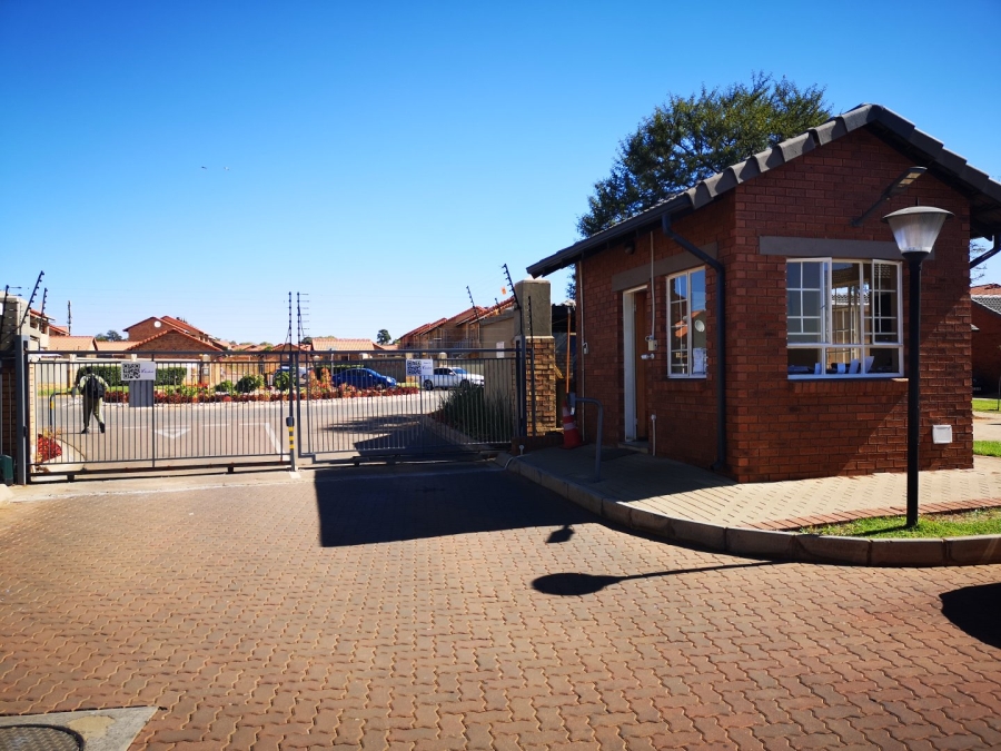 2 Bedroom Property for Sale in Monavoni Gauteng