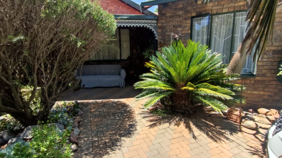 7 Bedroom Property for Sale in The Reeds Gauteng