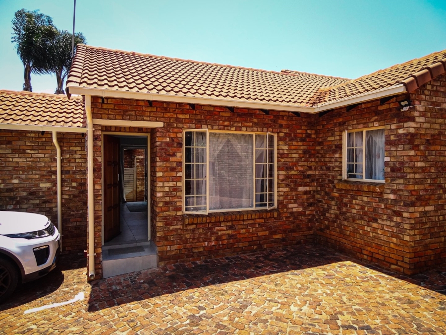 2 Bedroom Property for Sale in Eldoraigne Gauteng