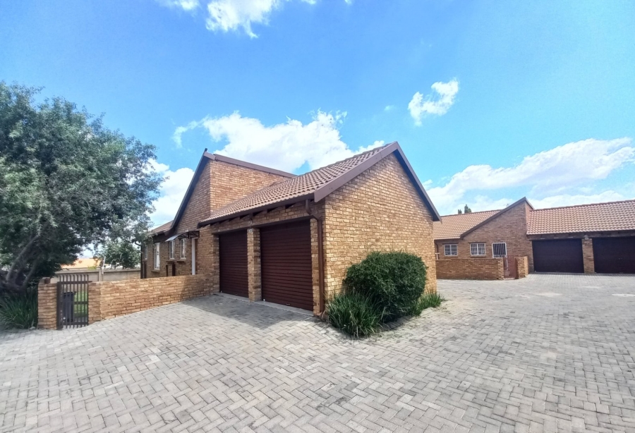 3 Bedroom Property for Sale in Kosmosdal Gauteng