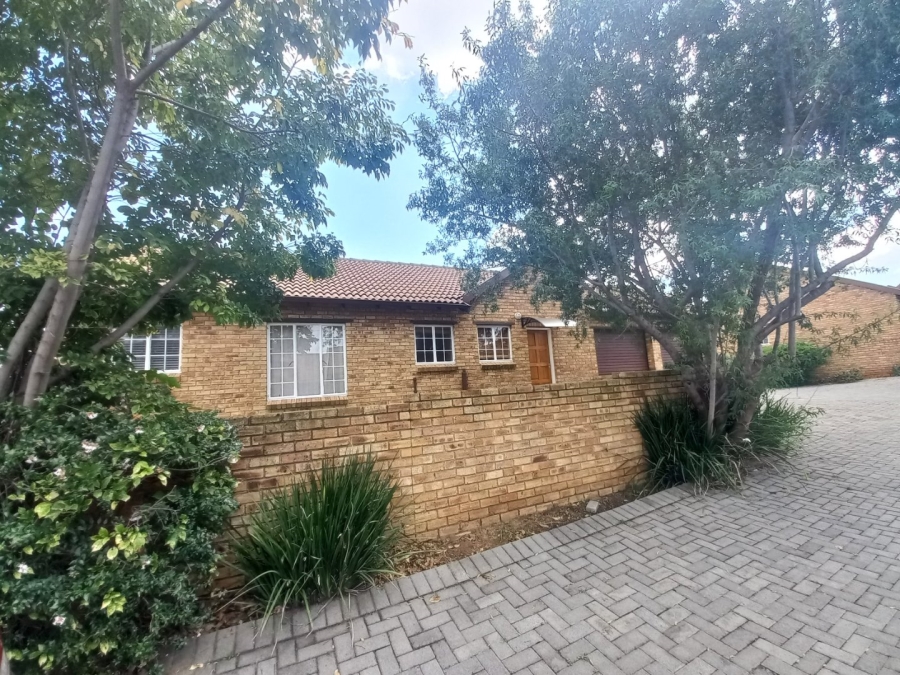 3 Bedroom Property for Sale in Kosmosdal Gauteng