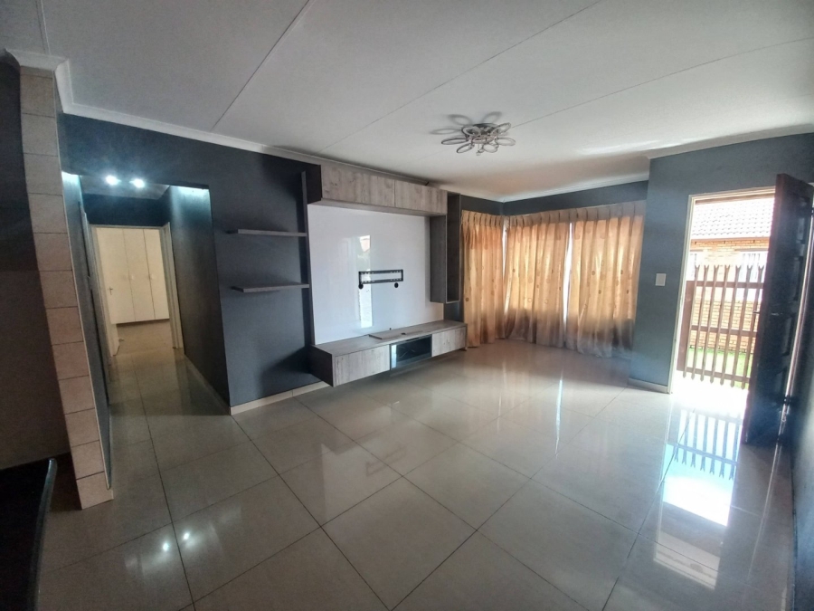 3 Bedroom Property for Sale in Kosmosdal Gauteng