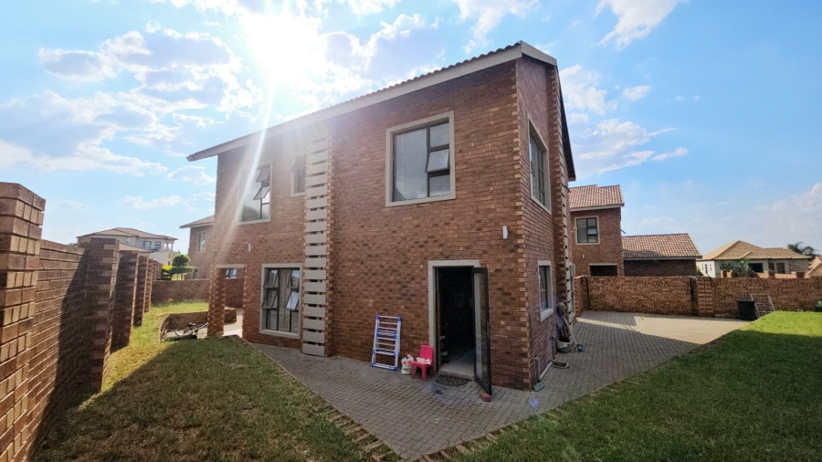 To Let 3 Bedroom Property for Rent in Silver Stone Country Estate Gauteng