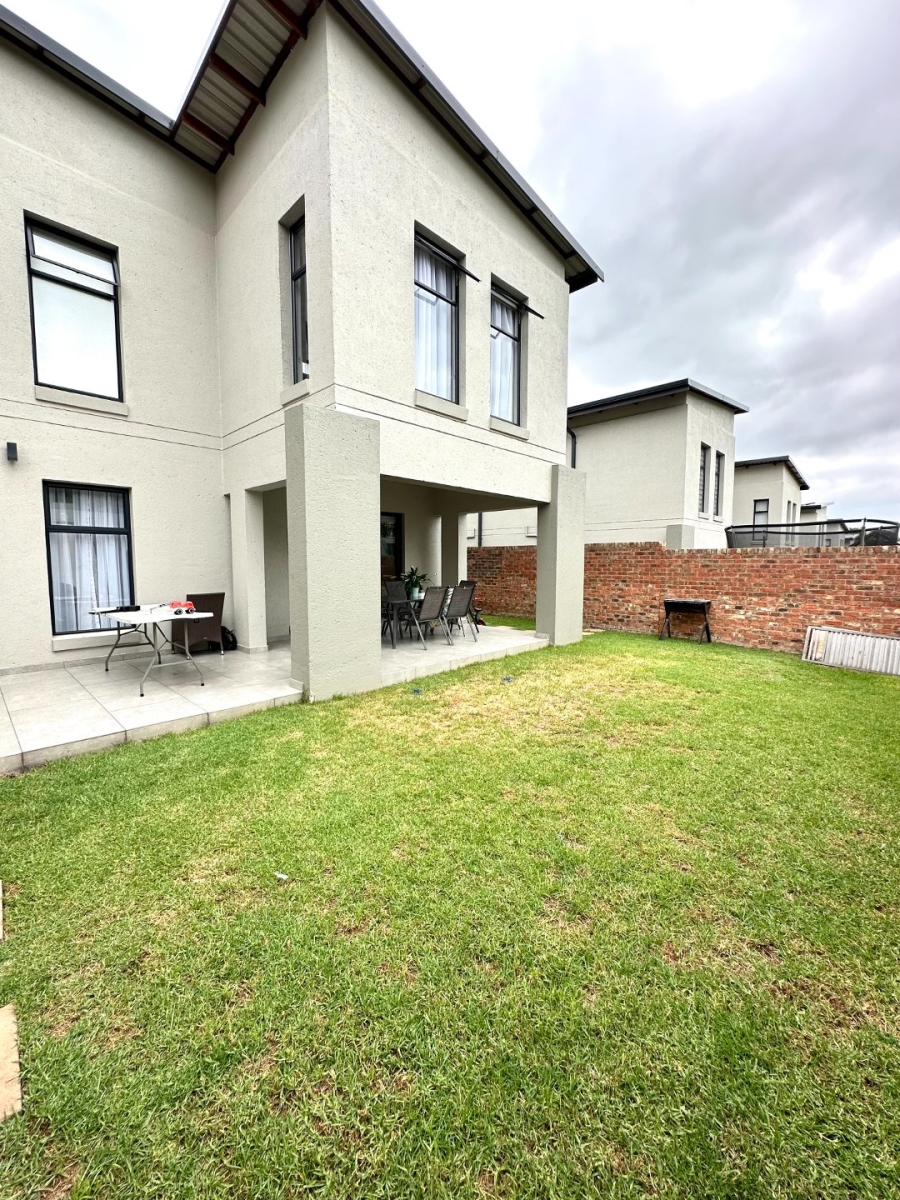 4 Bedroom Property for Sale in Crowthorne AH Gauteng