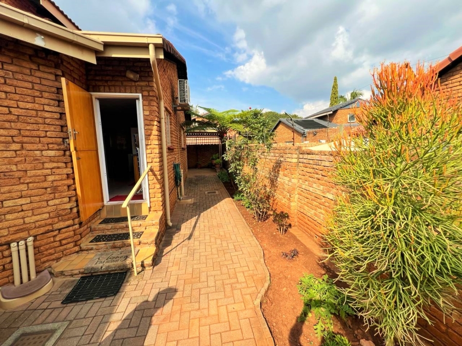 3 Bedroom Property for Sale in Die Hoewes Gauteng