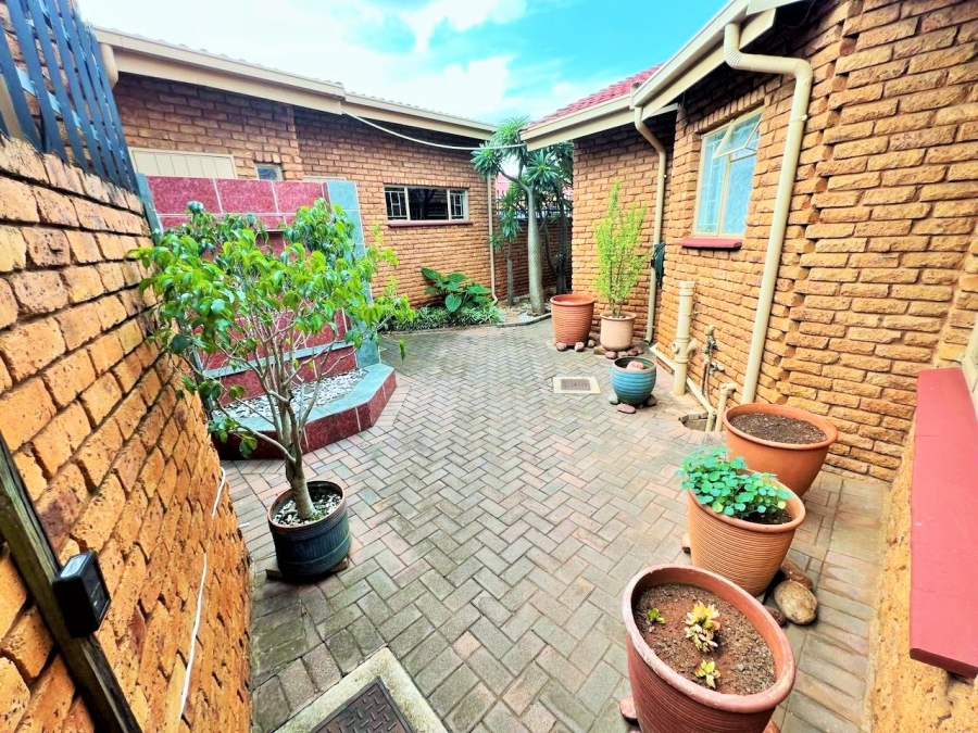 3 Bedroom Property for Sale in Die Hoewes Gauteng