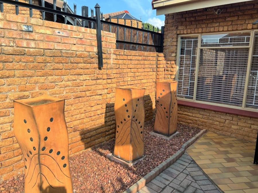 3 Bedroom Property for Sale in Die Hoewes Gauteng