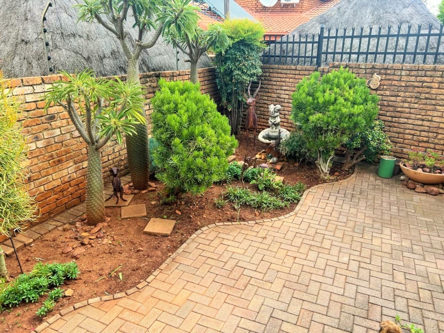 3 Bedroom Property for Sale in Die Hoewes Gauteng