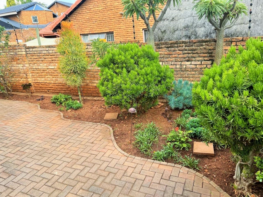 3 Bedroom Property for Sale in Die Hoewes Gauteng