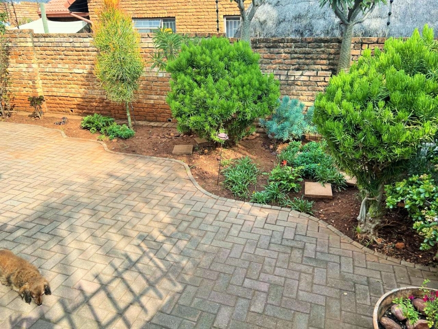 3 Bedroom Property for Sale in Die Hoewes Gauteng