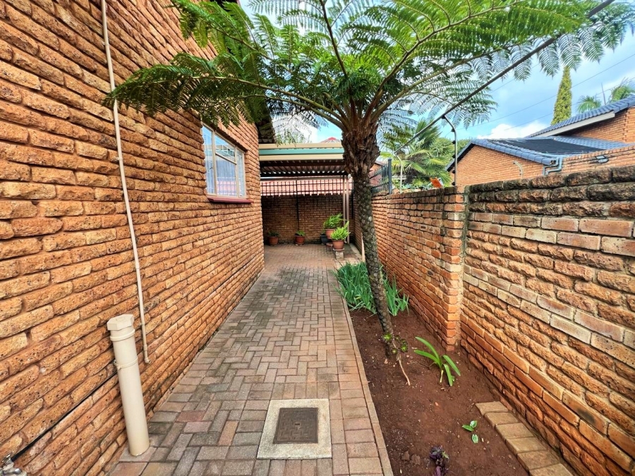 3 Bedroom Property for Sale in Die Hoewes Gauteng