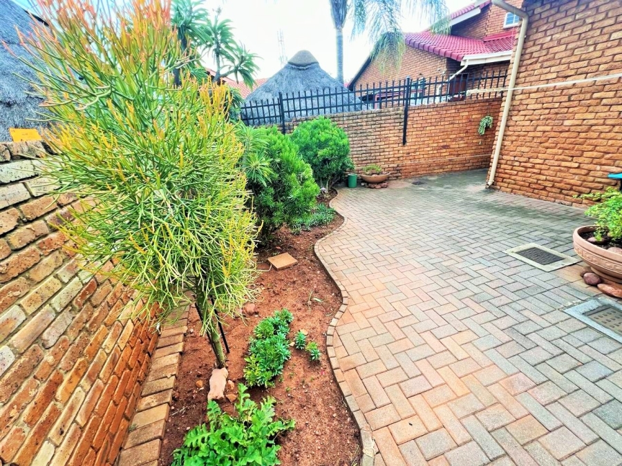 3 Bedroom Property for Sale in Die Hoewes Gauteng