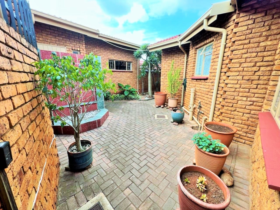 3 Bedroom Property for Sale in Die Hoewes Gauteng