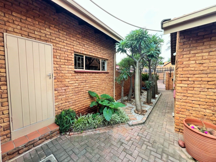 3 Bedroom Property for Sale in Die Hoewes Gauteng