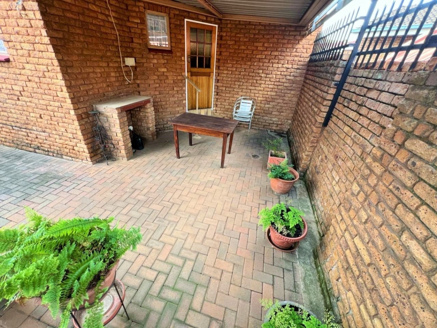 3 Bedroom Property for Sale in Die Hoewes Gauteng