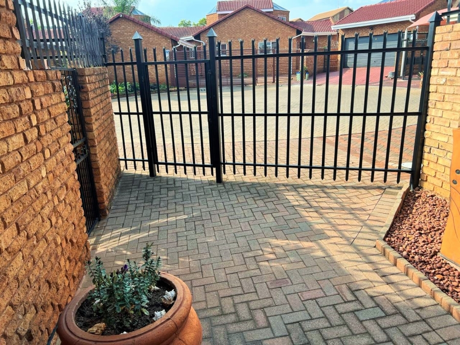 3 Bedroom Property for Sale in Die Hoewes Gauteng