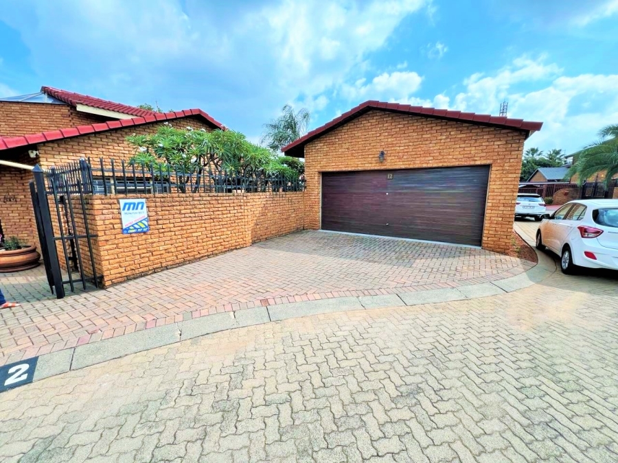 3 Bedroom Property for Sale in Die Hoewes Gauteng