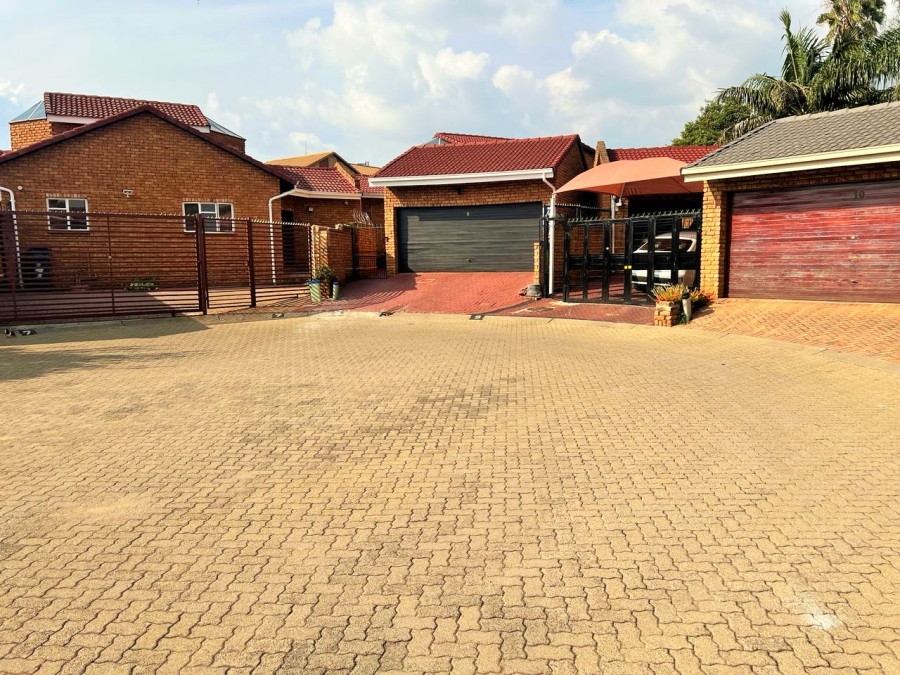 3 Bedroom Property for Sale in Die Hoewes Gauteng