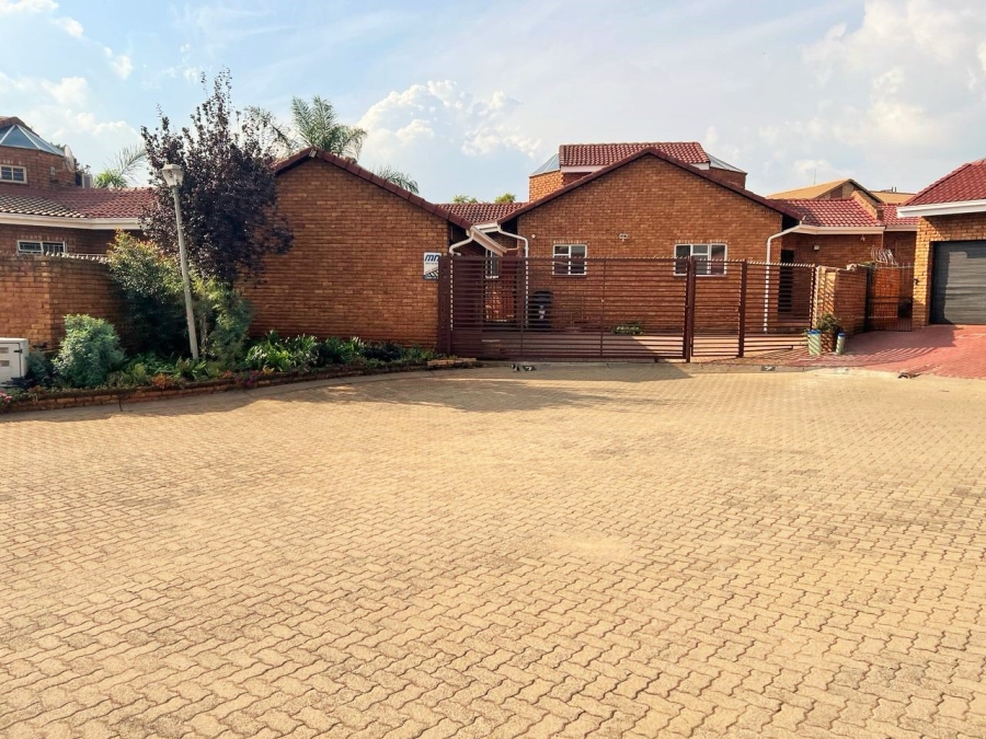 3 Bedroom Property for Sale in Die Hoewes Gauteng