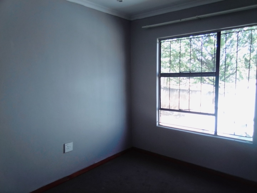 To Let 3 Bedroom Property for Rent in Clayville East Gauteng