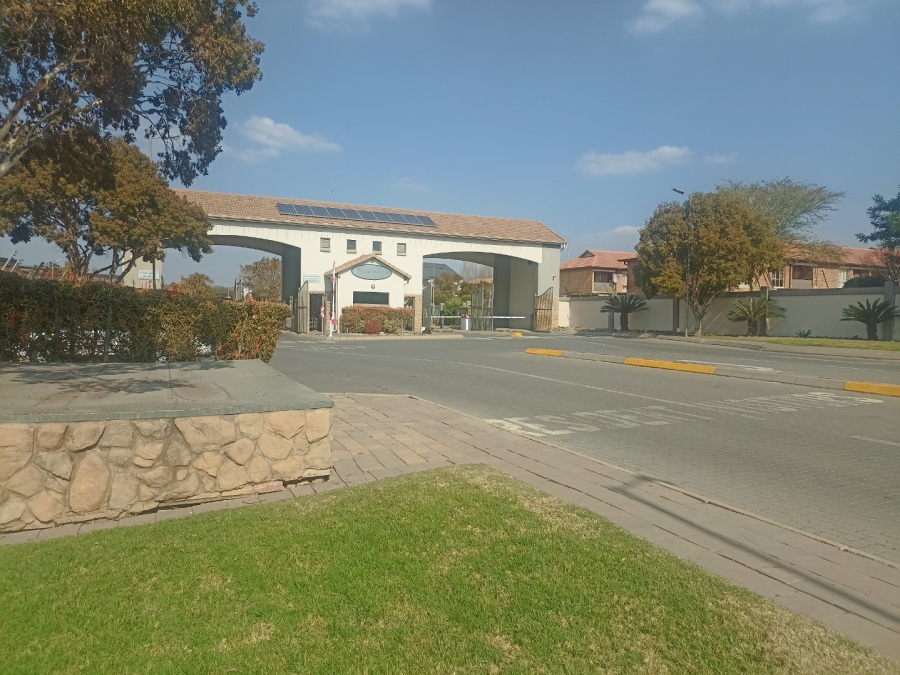 1 Bedroom Property for Sale in Silver Lakes Gauteng