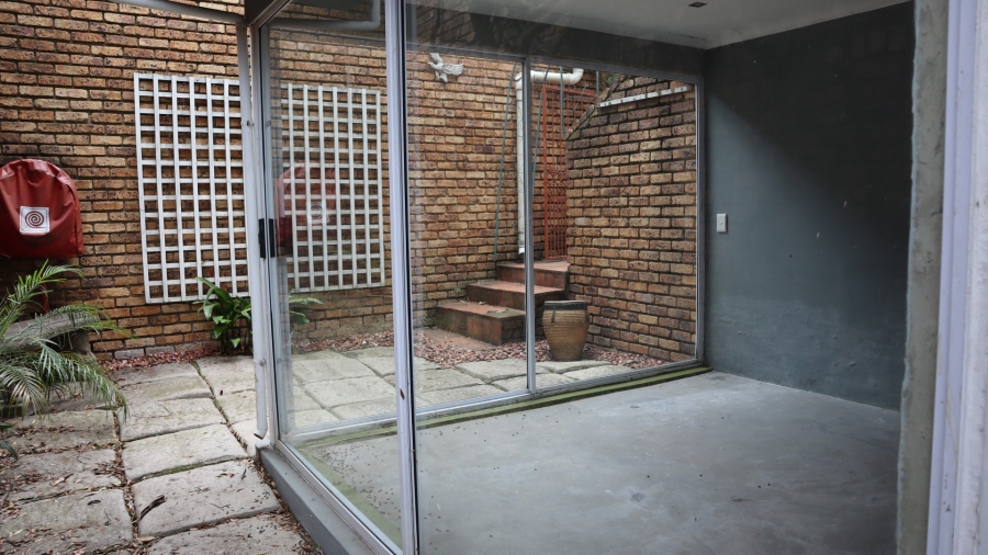 1 Bedroom Property for Sale in Atholl Gardens Gauteng