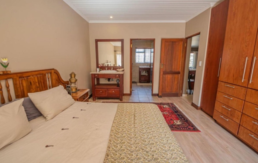 5 Bedroom Property for Sale in Silver Lakes Golf Estate Gauteng