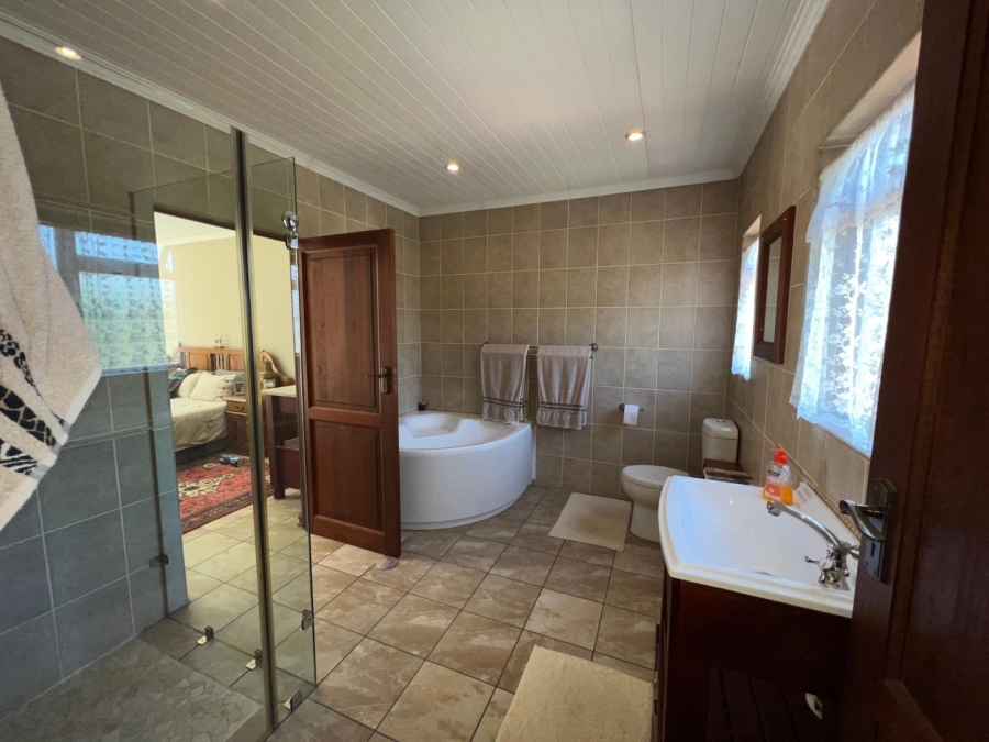 5 Bedroom Property for Sale in Silver Lakes Golf Estate Gauteng