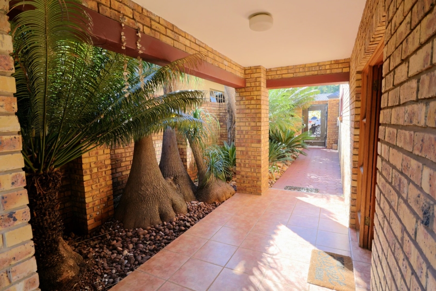 5 Bedroom Property for Sale in Eldoraigne Gauteng