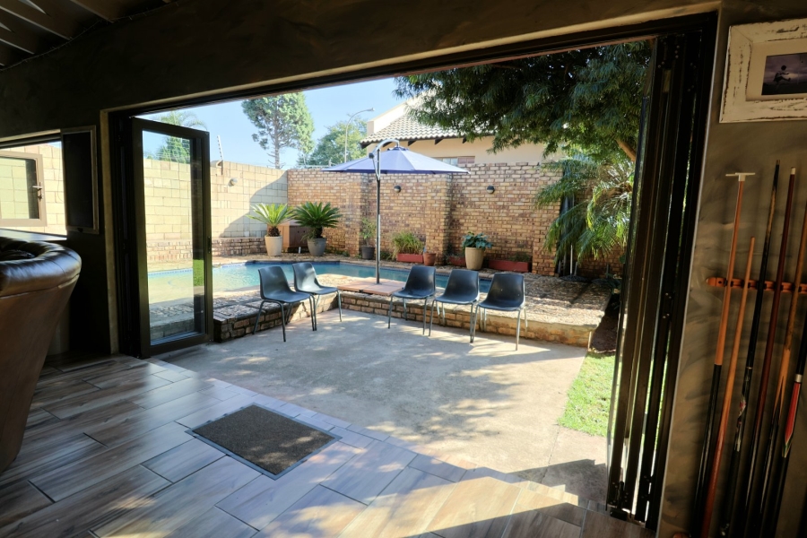 5 Bedroom Property for Sale in Eldoraigne Gauteng