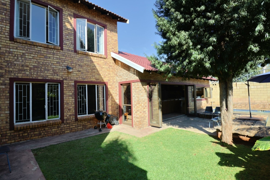 5 Bedroom Property for Sale in Eldoraigne Gauteng