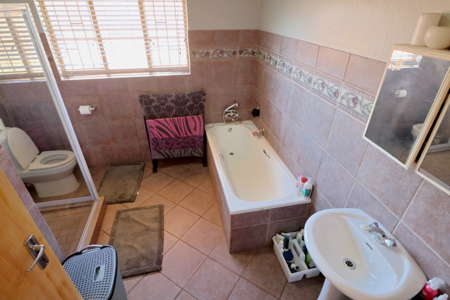 5 Bedroom Property for Sale in Eldoraigne Gauteng