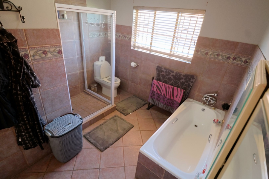 5 Bedroom Property for Sale in Eldoraigne Gauteng