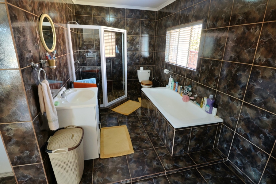 5 Bedroom Property for Sale in Eldoraigne Gauteng