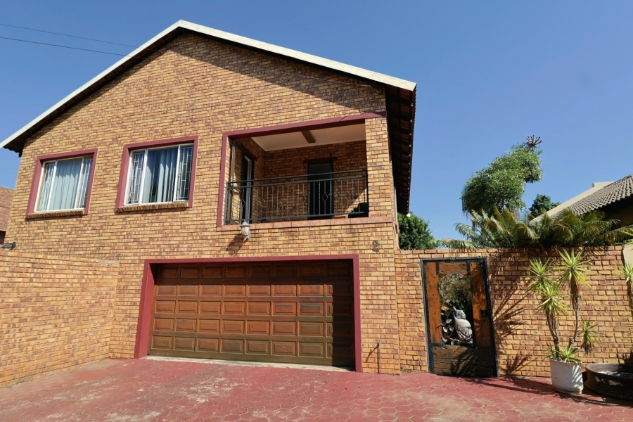 5 Bedroom Property for Sale in Eldoraigne Gauteng