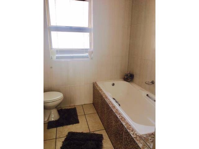 To Let 3 Bedroom Property for Rent in Glenanda Gauteng