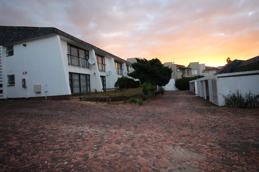 To Let 1 Bedroom Property for Rent in Corlett Gardens Gauteng
