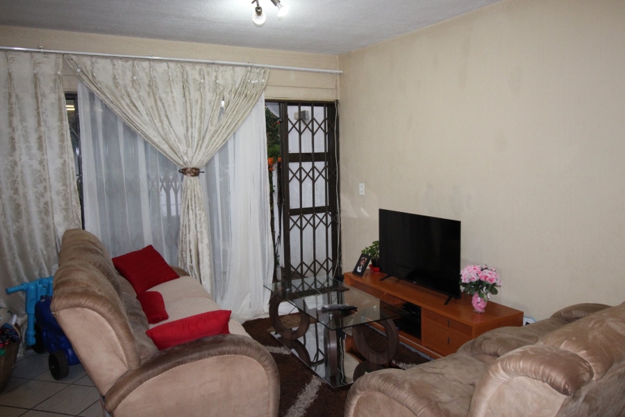 To Let 1 Bedroom Property for Rent in Corlett Gardens Gauteng