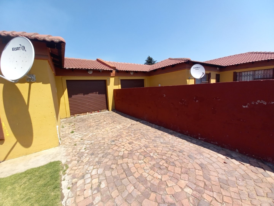 2 Bedroom Property for Sale in Dunnottar Gauteng